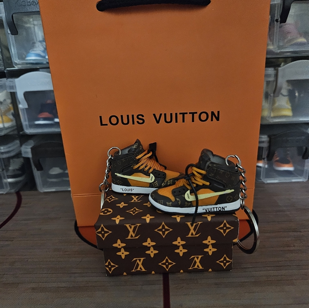 Nike Air Jordan Fashion pair of mini sneakers keychain. - Picture 7 of 8